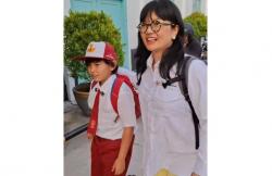 Haru & Cemas, Wamen Prof. Stella Christie Antar Anak Masuk SD di Jakarta