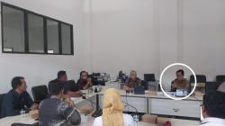 Kepala Dikpora NTB Tertangkap Bermain HP Saat Rapat Perda Sumbangan Pendidikan dengan DPRD