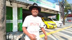 Unik, Pengemis di Lampu Merah Bojonegoro Ini Selalu Pakai Kaos Politik, Mulai Cakada hingga Capres