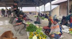 Patroli Damai Cartenz Jaga Denyut Ekonomi Pasar Sinak Tetap Bergerak