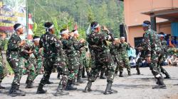Gemuruh Yel-Yel Prajurit TNI Kobarkan Semangat TMMD, Siswa SD-SMP Antusias Menonton