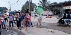 Kesal Jalan Berdebu, Warga Blokade Jalan Raya Parung Panjang Bogor Protes Truk Tambang Nakal