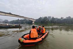Terjatuh dari Jembatan, Warga Kampar Hilang Ditelan Arus Sungai