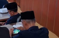 Diduga Oknum Camat di Madiun Sedang Asyik Main Game Online saat Rapat Paripurna