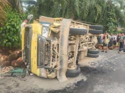 Truk Sawit Pecah Ban dan Terbalik di Labuhanbatu, Satu Siswi SMP Tewas Tertimpa