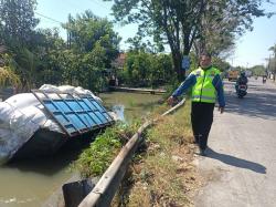 Kurang Konsentrasi, Truk Engkel Terjun ke Sungai di Gedangan Sidoarjo usai Tabrak Pembatas Jalan