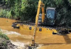 Atasi Banjir Klasik, Pemkot Pekanbaru Terjunkan Ekskavator Amfibi Keruk Sungai Sail