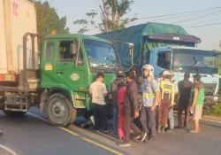 Pemotor Remaja Mengalami Patah Tulang Usai Menabrak Truk Trailer di Balongbendo Sidoarjo