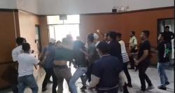Memalukan! Gedung DPRD Riau Jadi Arena Baku Hantam Puluhan Orang, Buntut Ribut 2 Anggota Dewan