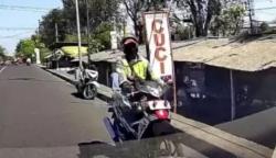 Viral! Pengendara Motor Diduga Tendang Spion Mobil di Frontage Sidoarjo, Polisi Tunggu Laporan