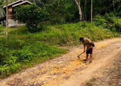 Jalan Rusak 2 Kilometer Hambat Aktivitas Warga Kampung Ciklatif Lingga