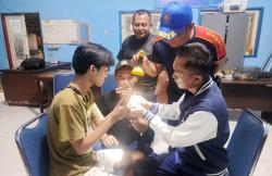 Petugas Damkar Ponorogo Bantu Remaja Lepas Borgol yang Terkunci di Tangan