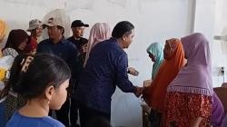 Warga Kongsijaya Heboh! Romdoni Bagi-bagi Bantal, Santuni Puluhan Lansia dan Anak Yatim saat Reses