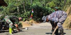 Momen Prajurit TNI AD dan AL Berjibaku Ngecor Jalan 1.392 Meter di Lokasi TMMD Watuduwur