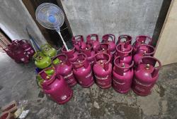 Polisi Gerebek Pengoplosan LPG 3 Kg Jadi Tabung 12 Kg, Ratusan Tabung Disita