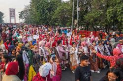 Potret Pemecahan Rekor Parade Kebaya Wastra Sumsel