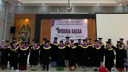 Haru dan Bangga, Puluhan Wisudawati Sekolah Lansia Salimah di Semarang Ikuti Prosesi Wisuda
