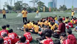 Ratusan Anak Antusias Ikuti Football Clinic di Bandung, Dilatih Langsung Indra Sjafri