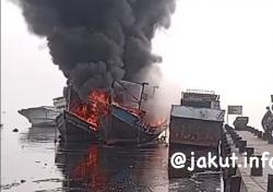 BREAKING NEWS Sejumlah Kapal Terbakar di Dermaga Ujung Pluit, Puluhan Personel Damkar Dikerahkan