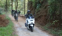 Naik Motor Lewati Jalan Terjal, Dansatgas TMMD Tinjau Pengecoran Jalan di Watuduwur