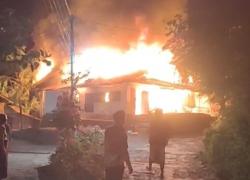 Rumah Kades di Probolinggo Terbakar,   Truk Damkar Terkendala Akses Menuju Lokasi