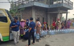 Krisis Air Bersih Akibat Kekeringan, Karang Taruna Cilegon Salurkan Bantuan Air Bersih