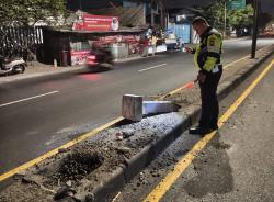 Diduga Mengantuk, Pengendara Motor Tabrak Pembatas Jalan di Kletek, Sidoarjo