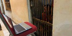 Humanis, Polresta Mamuju Fasilitasi Tahanan Nobar Final Piala Dunia Lewat Layar Laptop di Depan Sel