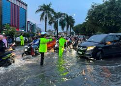 Banjir Terjang Jalan Protokol Pekanbaru, Satlantas Pekanbaru Urai Kemacetan