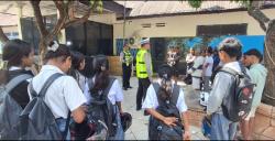 Tak Pakai Helm saat Diboncengkan Naik Motor, Pelajar di Belu Terjaring Razia Satlantas