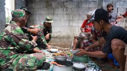 Keakraban di Atas Tikar, Satgas TMMD dan Warga Berbagi Makan Siang usai Cor Jalan
