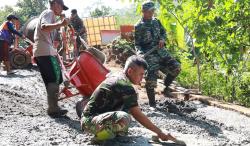 Cuaca Panas Tak Surutkan Semangat Satgas TMMD Kebut Pengecoran Jalan Pembuka Akses Ekonomi Warga