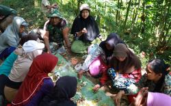 Momen Kebersamaan Emak-Emak dan Satgas TMMD Makan Lesehan di Lokasi Pengecoran Jalan