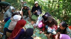 Kisah Emak-Emak Watuduwur Ikut Sukseskan TMMD dari Kepulan Asap Dapur