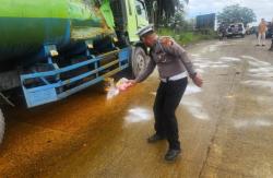 Empat Truk Besar Tabrakan Beruntun di Pinggir,  Tumpahan CPO Basahi Jalan