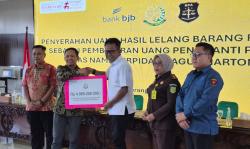 Kejari Semarang Setorkan Rp4,9 Miliar Hasil Lelang Aset Koruptor Agus Hartono ke Kas Negara