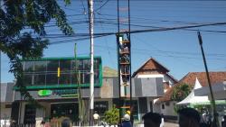 Keluhan Warga Ditindaklanjuti, Kabel Semrawut di Kota Nganjuk Ditertibkan