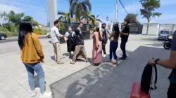 Terduga Pelaku Penipuan Digerebek Puluhan Emak-emak Saat Check in di Hotel