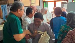 Adaptasi Teknologi di Era Modern, Lansia di Indramayu Dikenalkan Literasi Digital