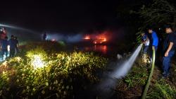 BREAKING NEWS: Kebakaran Lahan di Manding Polewali, Perahu dan Tujuh Jaring Nelayan Hangus