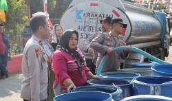 Kekeringan Meluas, Polisi Salurkan 13.000 Liter Air Bersih untuk Warga Cilegon