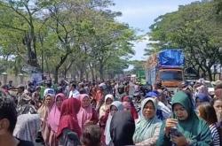 Blokade Warga Lumpuhkan Pantura Pasuruan, Antrean Kendaraan Mengular hingga 6 Jam