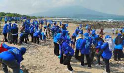 HUT ke-25 Demokrat, DPC Lampung Selatan Tanam Pohon dan Bersih-Bersih Pantai Batu Ramai