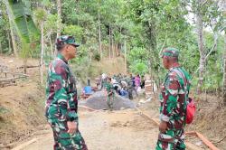 Hari ke-10 TMMD Watuduwur Berjalan Lancar, Babinsa Pastikan Seluruh Sasaran Sesuai Target