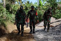 Lewati Jalur Terjal, Dansatgas TMMD Beri Semangat Personel dan Warga di Lokasi Pembangunan
