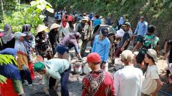 Energi Gotong Royong Membeludak, Pengecoran Jalan TMMD Watuduwur Makin Ngebut