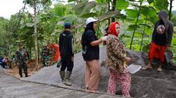Emak-Emak Watuduwur Turun Tangan, Semangat Satgas TMMD Kian Membara