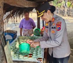 Tuang Adonan ke Daun Lontar, Cara Kapolres TTU Menyatu dengan Perajin Gula Lempeng di Biboki Anleu