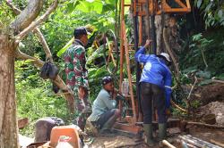 TMMD Atasi Kesulitan Air Bersih, Prajurit TNI Kebut Pembangunan Sumur Bor di Watuduwur