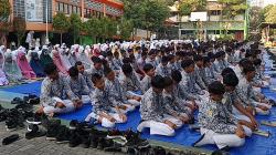 Salat Duha Berjamaah Jadi Rutinitas Siswa SMPN 55 Surabaya